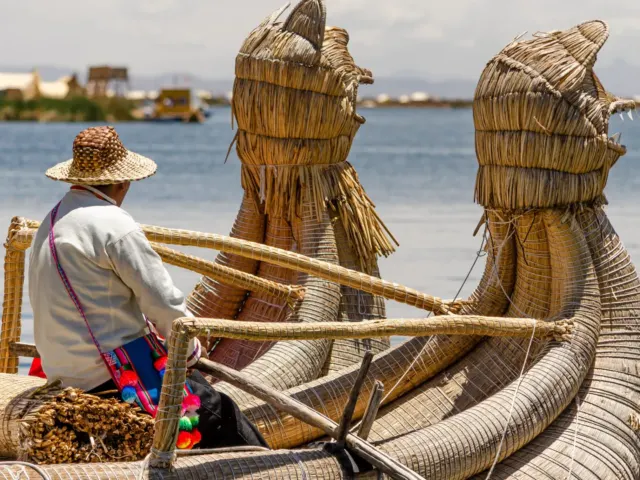 Barcos de totora en el Lago Titicaca