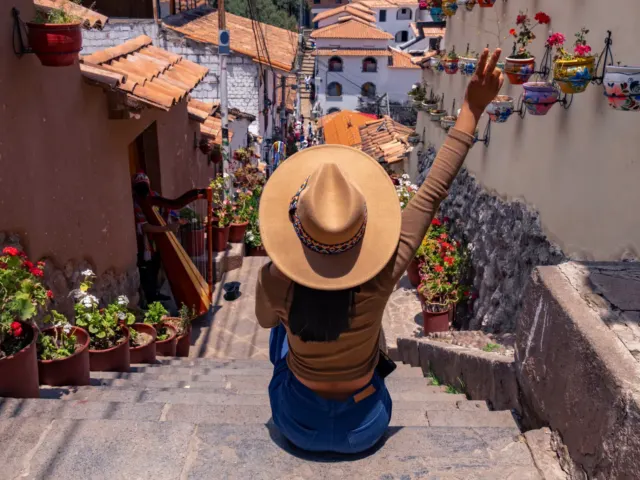 Viajero en las escaleras de San Blas, Cusco