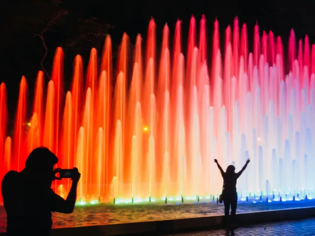 Show de luces y fuentes en el Circuito Mágico del Agua de Lima