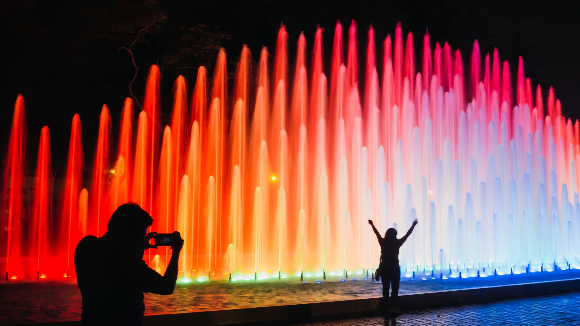 Show de luces y fuentes en el Circuito Mágico del Agua de Lima