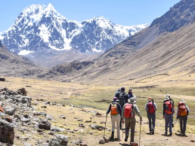 Grupo de trekking en el circuito del Ausangate