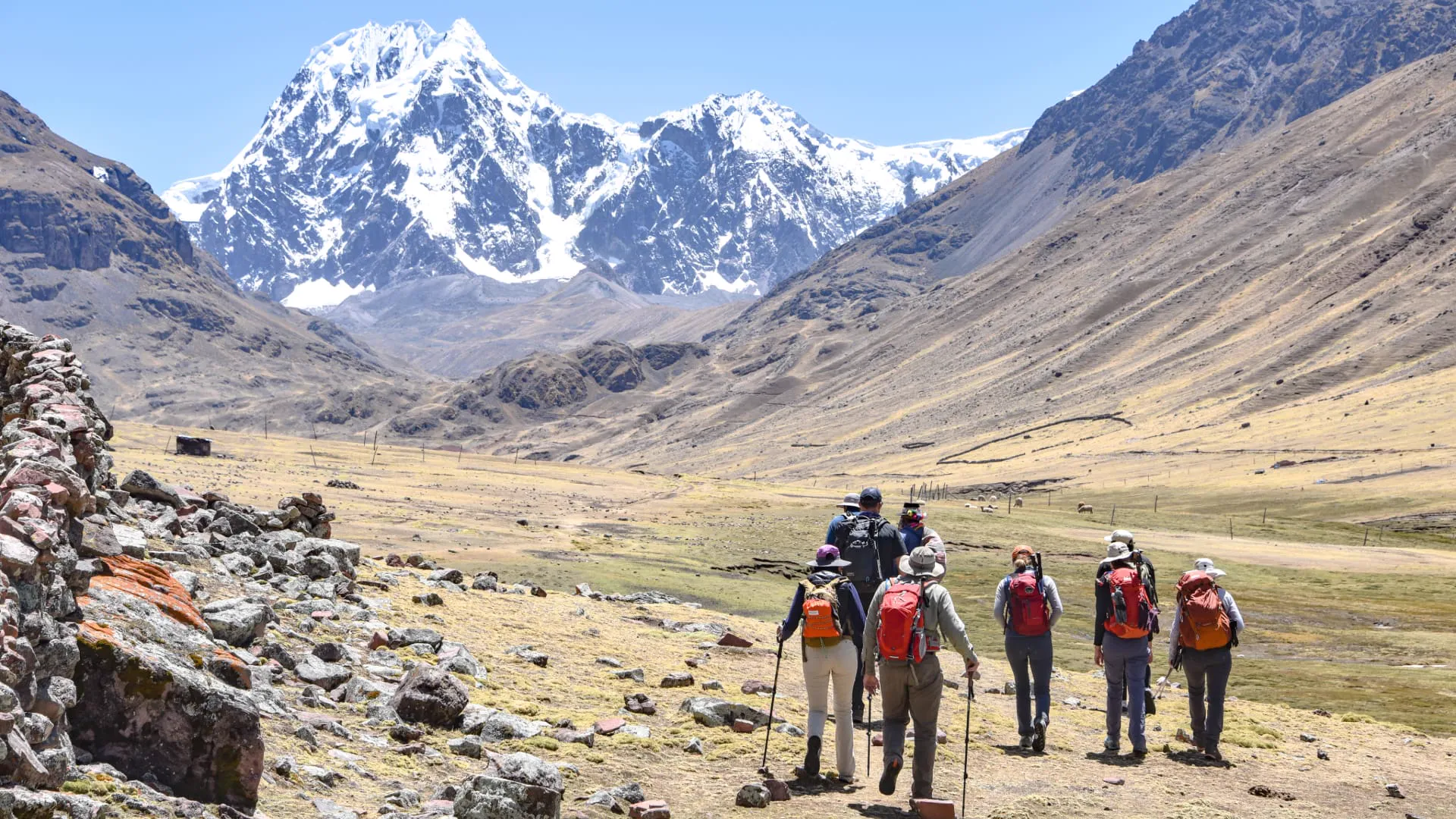 Grupo de trekking en el circuito del Ausangate