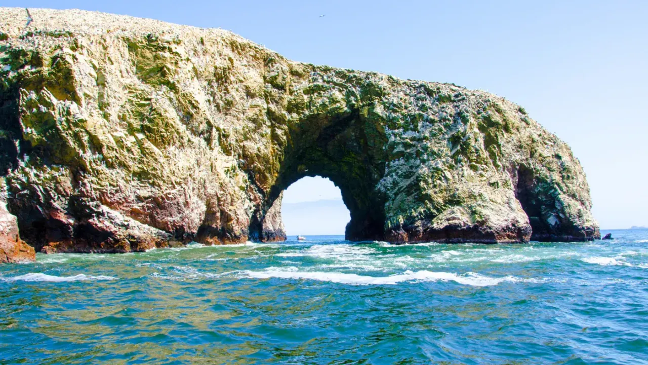 Costa de la Reserva Nacional de Paracas frente al océano Pacífico