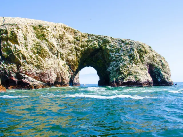 Costa de la Reserva Nacional de Paracas frente al océano Pacífico