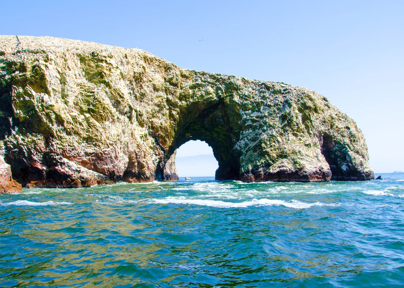 Costa de la Reserva Nacional de Paracas frente al océano Pacífico