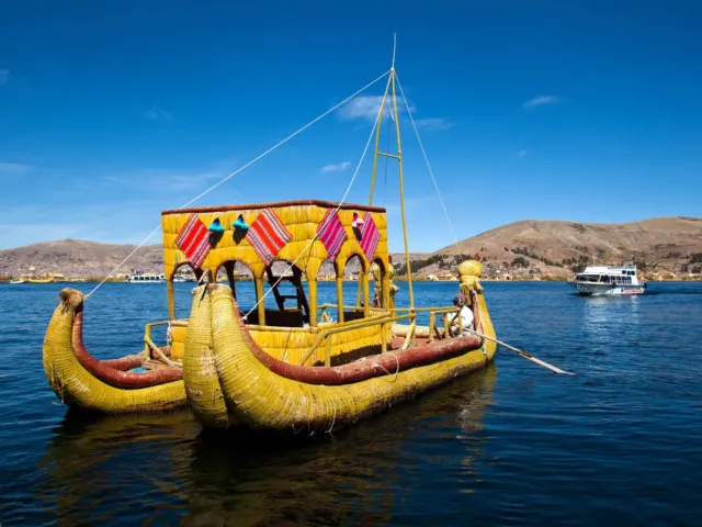 Barco de totora en las islas de los Uros