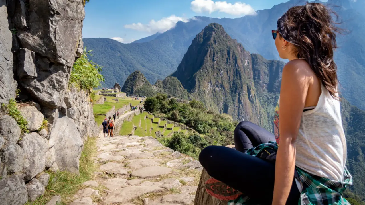 Viajera contemplando la ciudadela de Machu Picchu
