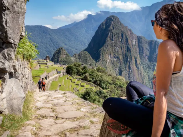 Viajera contemplando la ciudadela de Machu Picchu
