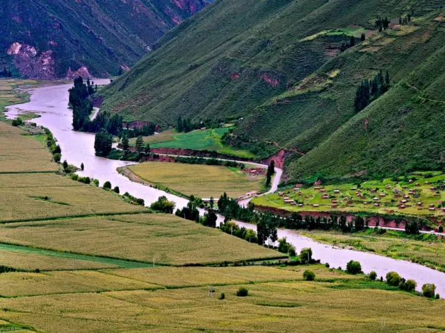 Paisaje del río Urubamba en el Valle Sagrado