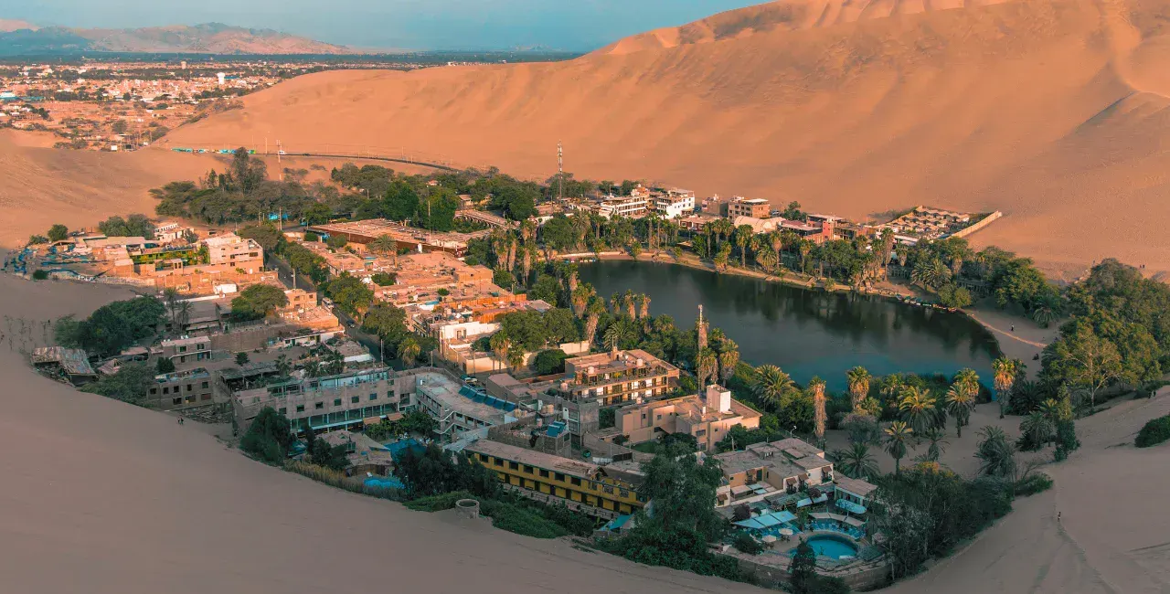 Desierto de Ica y dunas de Huacachina al atardecer