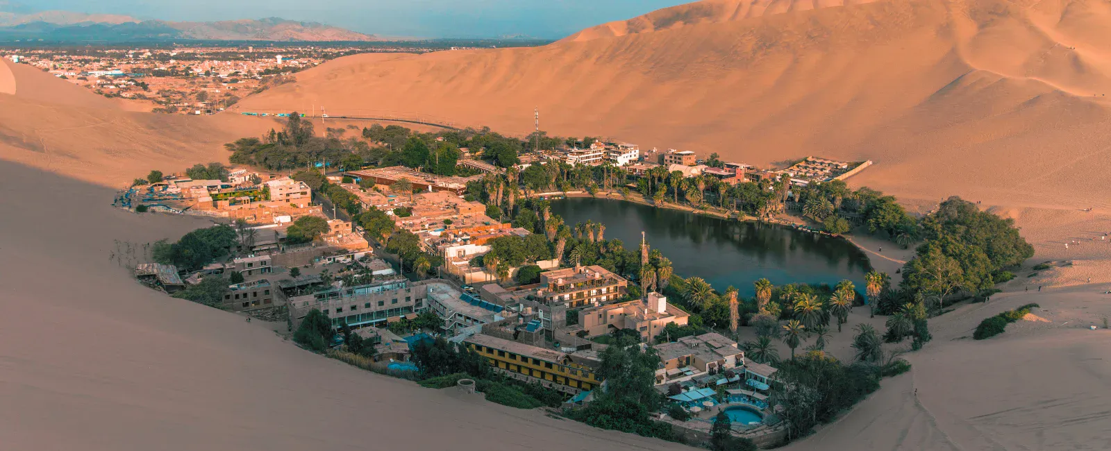 Desierto de Ica y dunas de Huacachina al atardecer