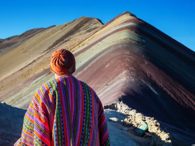 Viajero frente a la montaña Vinicunca